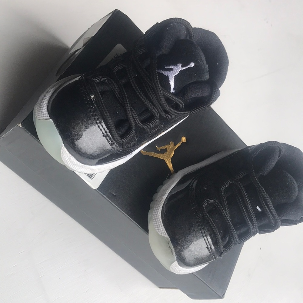 I’m selling black and whit 11 lows